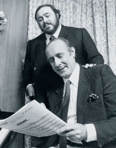 Luciano Pavarotti and Henry Mancini rehearse for the recording of "Mamma" photo: Decca/© Mike Evans