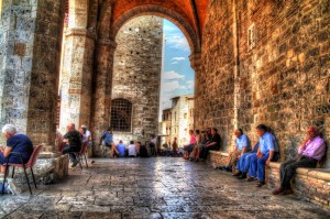 San-Gimignano-Photos-Piazza-and-Locals-HDR