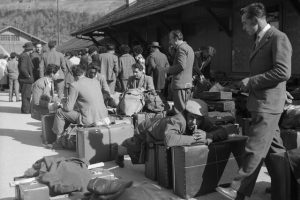 Einreise italienischer Saisonarbeiter, Brig 1956#Italian seasonal workers when entering into Switzerland, 1956