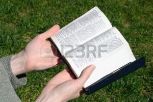 1852556-神聖な聖書勉強の女性